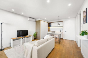 Perfectly Located Executive 1BR at Caulfield North